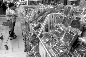 8月19日,家樂福韶山南路店,超市陳列了上百種散裝月餅,價位一般在30元/斤左右,最便宜的每斤不到10元。圖/記者陳勇